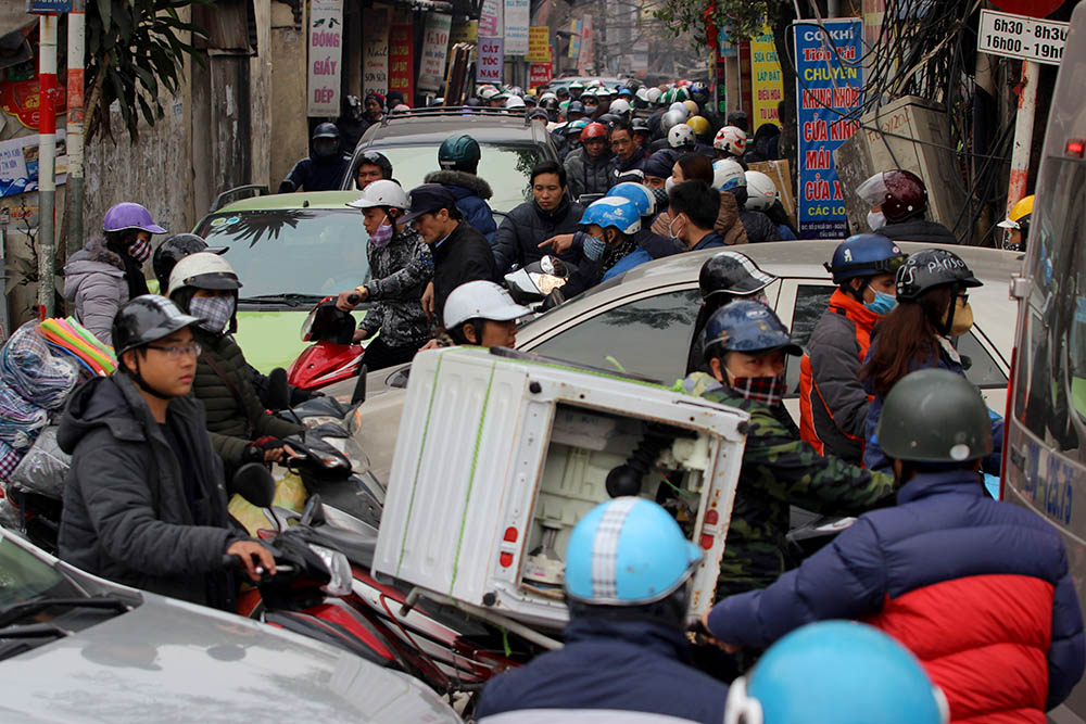 Tắc khủng khiếp giữa trưa từ ngõ ra đường lớn Hà Nội